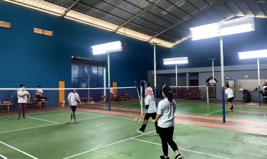 Srikandi Ganjar Latihan Badminton Bareng Milenial di Pekanbaru