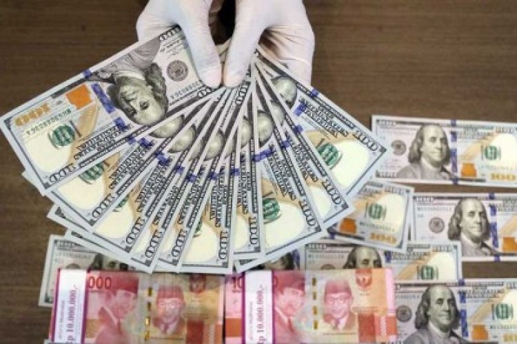 Rupiah Amblas ke Rp15.017 per USD