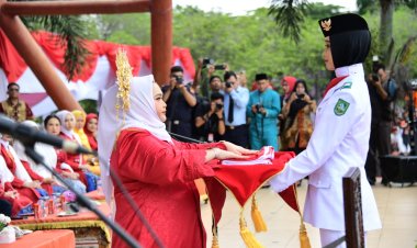 Bupati dan Wabup Bengkalis Kenakan Pakaian Adat di Upacara Peringatan HUT RI ke-78