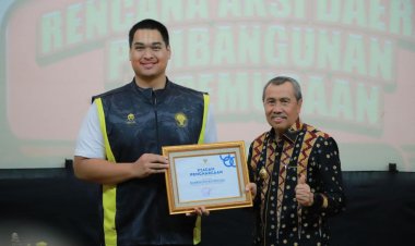 Gubernur Riau Raih Anugerah RAD dari Menpora