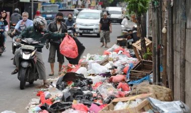 Buang Sampah Sembarangan, Warga Pekanbaru Siap-siap Disanksi Hingga Rp5 Juta