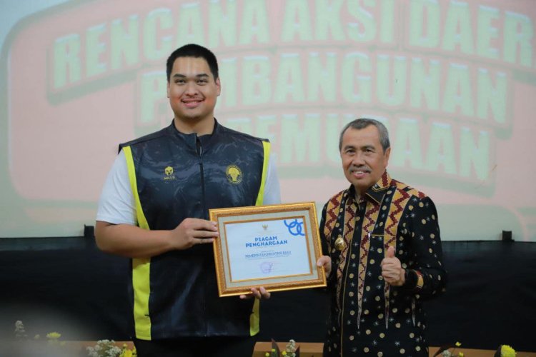 Gubernur Riau Raih Anugerah RAD dari Menpora