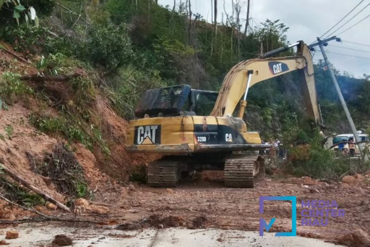 Sempat Tertimbun Longsor, Jalan Lintas Riau-Sumbar Kembali Normal