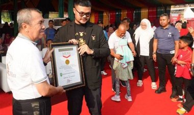 Gubernur Syamsuar Terima Penghargaan Rekor MURI Mie Goreng Sagu Terbanyak di Indonesia