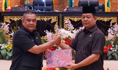 Wagubri Hadiri Rapat Paripurna bersama DPRD Riau