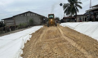 Dialihkan ke Simpang Granit, Jalan Lintas Rengat-Tembilahan Ditutup Sementara karena Ada Perbaikan
