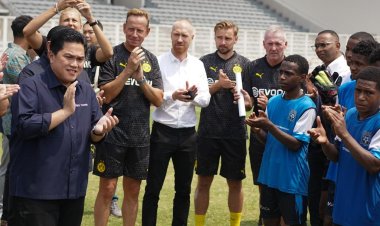 Pemain Legenda Borussia Dortmund Berikan Coaching Clinic kepada Anak-anak Papua Football Academy
