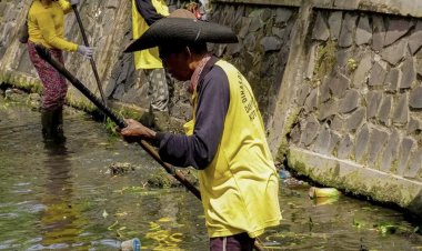 Cegah Banjir, Dinas PUPR Pekanbaru Keruk Sungai dan Drainase