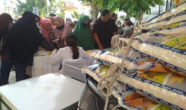 Disperindagkop UMKM Riau Sediakan 2 Ton Beras dan 150 Papan Telur Ayam Ras dalam Operasi Pasar Murah