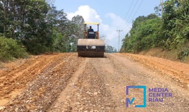 Dinas PUPR-PKPP Riau Tambahkan Tanah Urugan di Ruas Jalan Rokan-Batas Sumbar