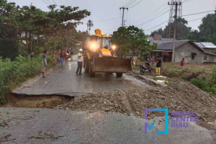 Jalan Pasirpengaraian-Ujung Batu Putus, Dinas PUPR PKPP Riau Turunkan Alat Berat