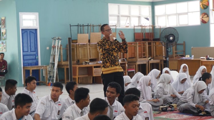 Anggota Bawaslu Pekanbaru Taufik Hidayat Ajak Siswa SMAN 10 Jadi Agen Pengawas Pemilu