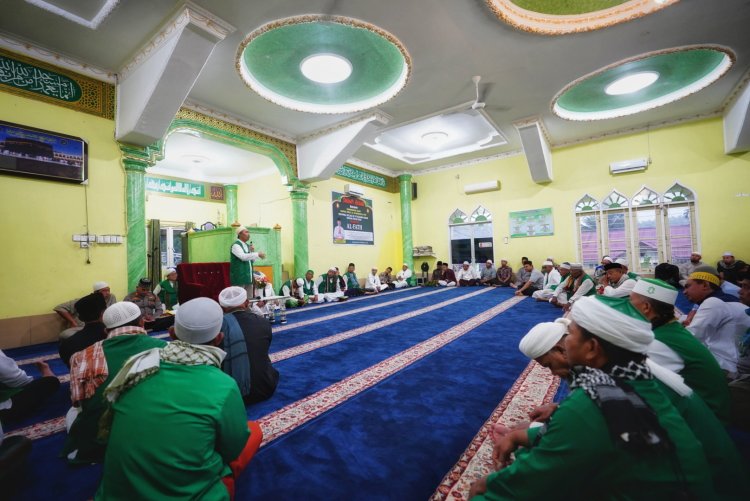 Milad ke-5 Pejuang Subuh, Gubri Syamsuar Salat Subuh Berjemaah di Masjid Al-Fath Rokan Hilir