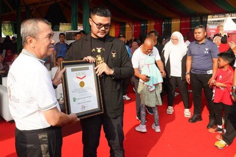 Gubernur Syamsuar Terima Penghargaan Rekor MURI Mie Goreng Sagu Terbanyak di Indonesia
