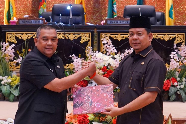 Wagubri Hadiri Rapat Paripurna bersama DPRD Riau