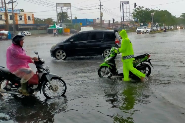 Kapolresta Pekanbaru dan Kasatlantas Bantu Warga yang Kendarannya Mogok Saat Banjir