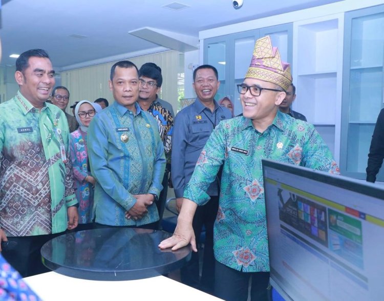 Kunjungan Kerja ke Riau, Menpan RB Tinjau Layanan di MPP Pekanbaru