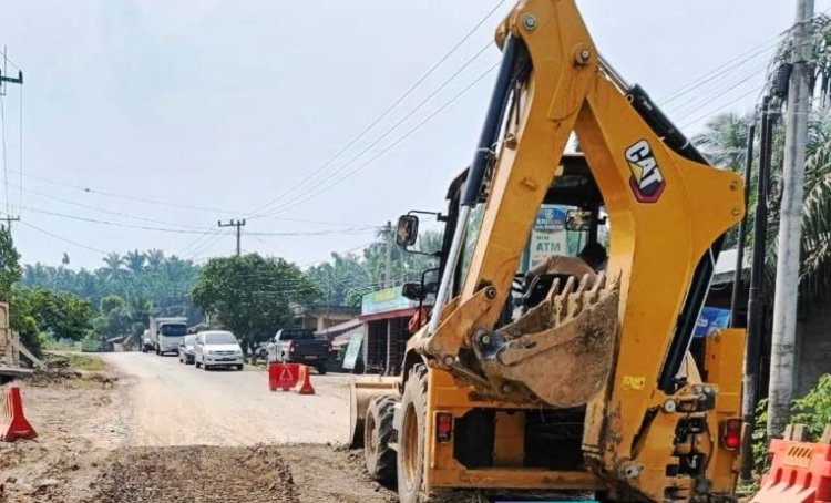 Dinas PUPR-PKPP Riau Siagakan Alat Berat untuk Antisipasi Longsor dan Jalan Ambles