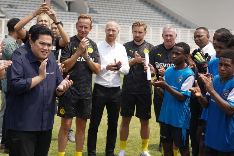 Pemain Legenda Borussia Dortmund Berikan Coaching Clinic kepada Anak-anak Papua Football Academy