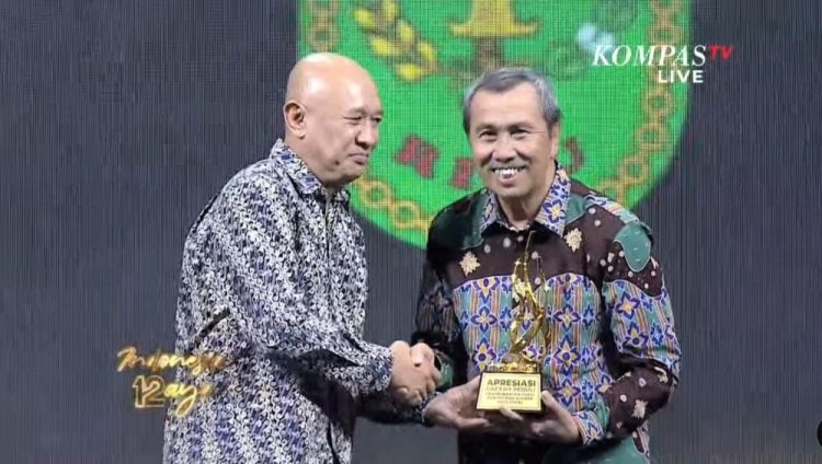 Diserahkan Menteri Koperasi dan UKM RI, Gubri Syamsuar Terima Penghargaan dari Kompas TV