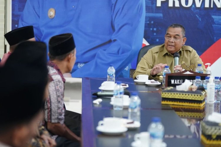 Keluhkan Surau yang Terkena Longsor, Pengurus Surau Suluk Tariqatul Jannah Kota Pekanbaru Datangi Wagubri