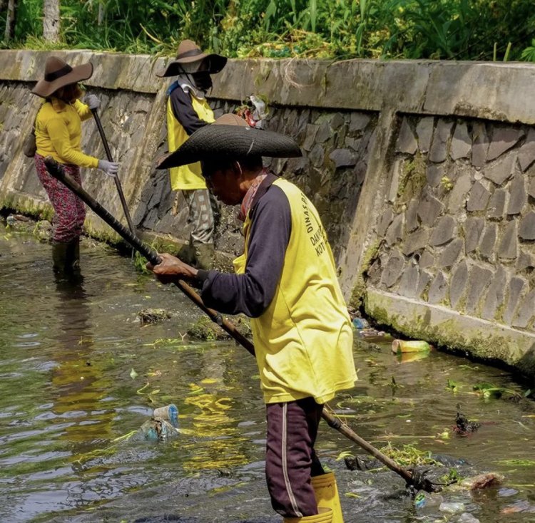 Cegah Banjir, Dinas PUPR Pekanbaru Keruk Sungai dan Drainase