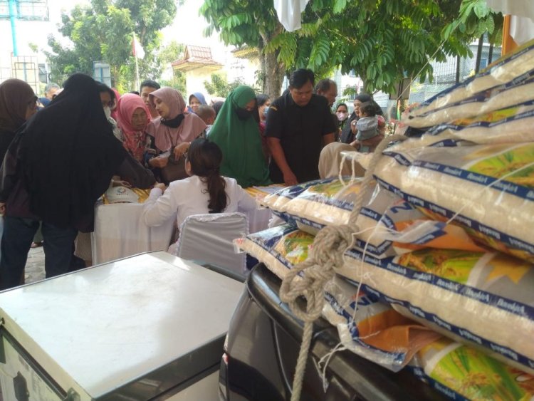 Disperindagkop UMKM Riau Sediakan 2 Ton Beras dan 150 Papan Telur Ayam Ras dalam Operasi Pasar Murah