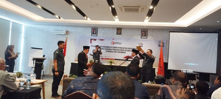 Ketua Bawaslu Pekanbaru Lantik PAW Anggota Panwaslu Kecamatan Sail