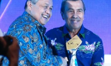 Gubri Syamsuar Terima Penghargaan Satuan TP2DD Provinsi Terbaik I Wilayah Sumatera dari Gubernur BI