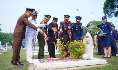 Peringati HUT Ke-78 TNI, Korem 031/WB Gelar Ziarah Bersama Forkopimda Riau ke Taman Makam Pahlawan Kusuma Dharma