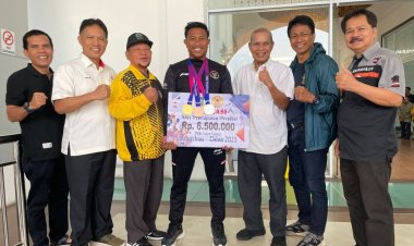 Sumbang Medali Emas di Asian Games 2022 Hangzhou, Maizir Rionda Atlet Dayung Riau Disambut Ketua Umum KONI Riau di Bandara SSK II