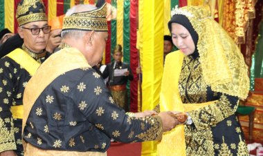 Rezita Meylani Dianugerahi Gelar Adat Datuk Seri Setia Amanah Oleh LAMR Inhu