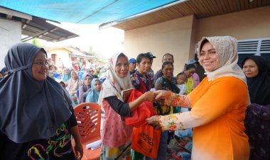 Ketua TP-PKK Provinsi Riau Misnarni Salurkan Bantuan 100 Sembako dan Al Quran di Kelurahan Tangkerang Timur