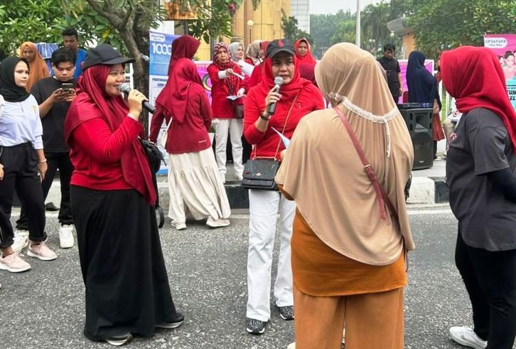 Bagikan Vitamin Fe, DP3AP2KB Provinsi Riau Gelar Penyuluhan Pencegahan Stunting di Car Free Day Pekanbaru