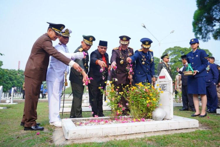 Peringati HUT Ke-78 TNI, Korem 031/WB Gelar Ziarah Bersama Forkopimda Riau ke Taman Makam Pahlawan Kusuma Dharma