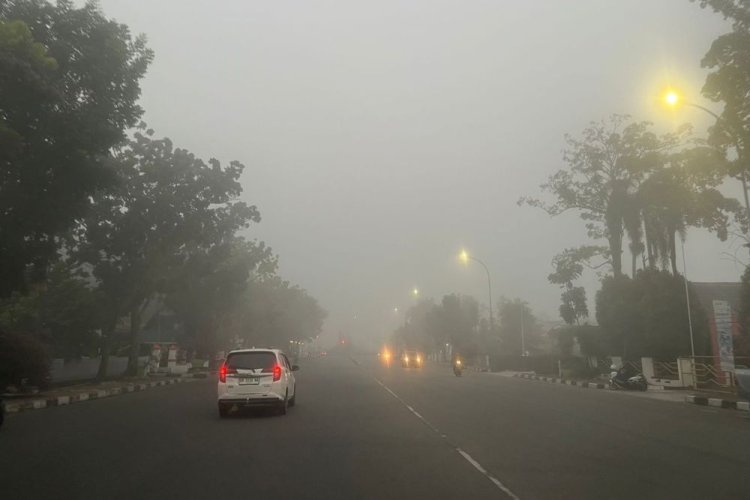 Diselimuti Campuran Kabut Asap dan Air, Jarak Pandang di Pekanbaru Hanya 420 Meter Pagi Tadi, Ini Penampakannya