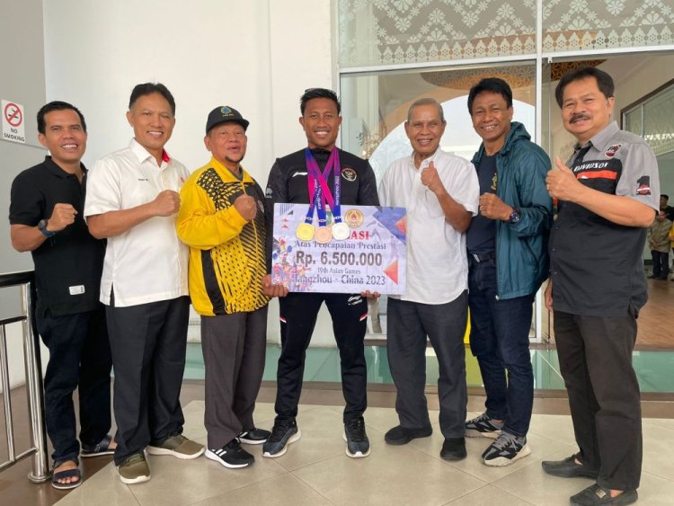 Sumbang Medali Emas di Asian Games 2022 Hangzhou, Maizir Rionda Atlet Dayung Riau Disambut Ketua Umum KONI Riau di Bandara SSK II