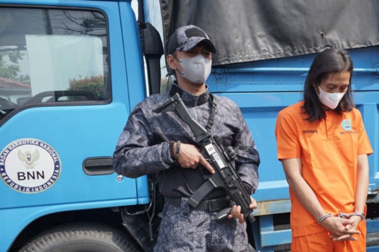 BNNP Riau Tangkap RS yang Coba Selundupkan Ganja Kering 1.107,9 Gram dari Bandara SSK II Pekanbaru