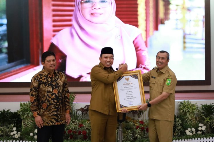 Target UHC Siak Tercapai, Bupati Terima Penghargaan Dari BPJS Kesehatan