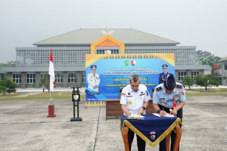 Gubri Syamsuar Serah Terima Aset Pembangunan VIP Room Pandawa kepada Danlanud Roesmin Nurjadin