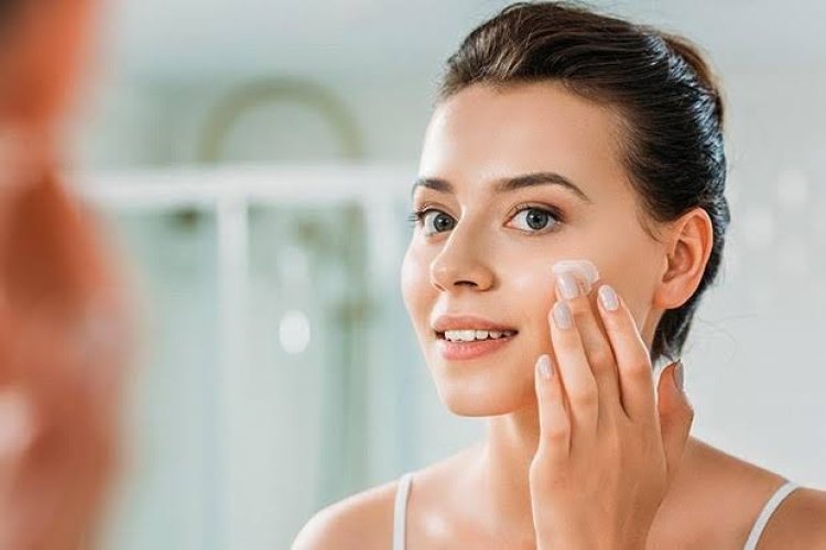 5 Cara Merawat Wajah saat Musim Hujan, Tetap Pakai Sunscreen