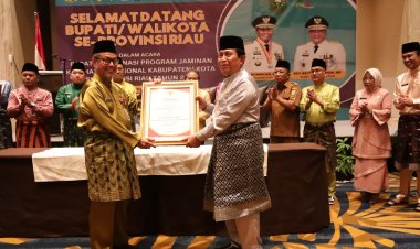 Bupati Rohul Terima Penghargaan Bentuk Komitmen Menurunkan Angka Stunting