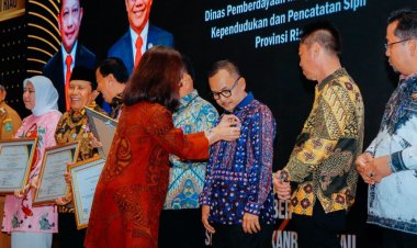 Komitmen Bangun Desa Mandiri dan Maju, Pj Bupati Kampar Muhammad Firdaus Terima Penghargaan Kemendes PDTT