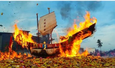 Puluhan Ribu Masyarakat Saksikan Pembakaran Replika Kapal Tongkang