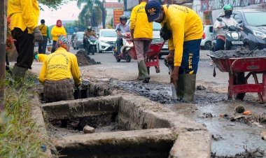 Cegah Banjir, Tim Pasukan Kuning Dinas PUPR Pekanbaru Keruk Sedimen Drainase, Ini Dia Lokasinya
