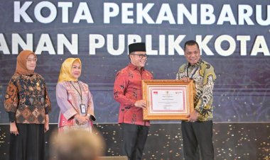 Pj Wali Kota Pekanbaru Muflihun Terima Penghargaan Mal Pelayanan Publik Kategori Prima Tahun 2023