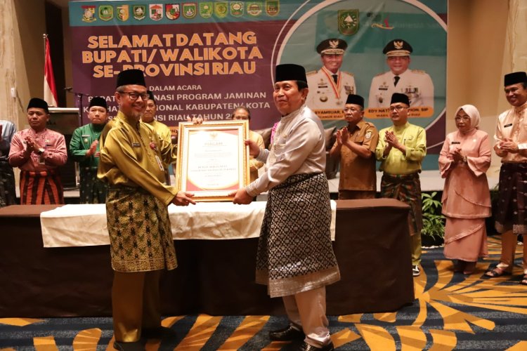 Bupati Rohul Terima Penghargaan Bentuk Komitmen Menurunkan Angka Stunting