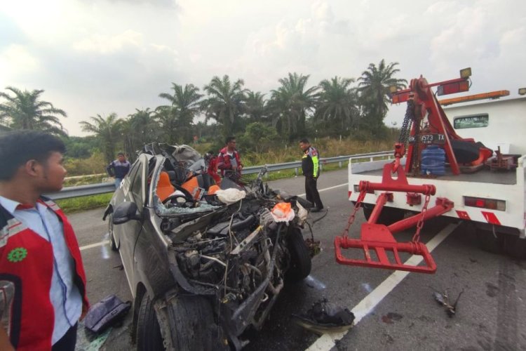 Tabrak bagian belakang Truk Tronton, Dua Orang Penumpang Minibus Tewas di Jalan Tol Pekanbaru-Dumai