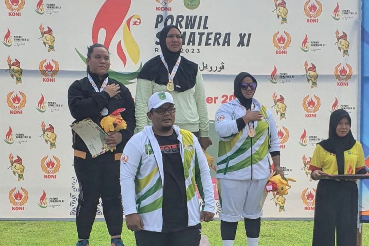 Indah Pratiwi Atlet Pelontar Martil Riau Tambah Medali Emas Atletik Porwil Sumatera XI