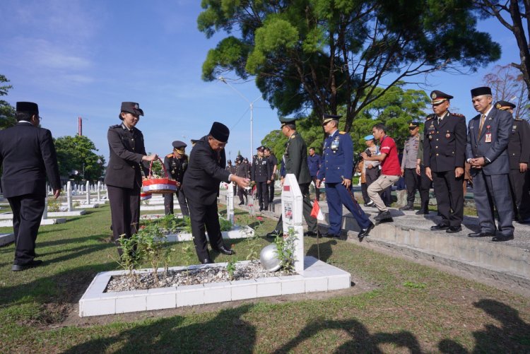 Plt Gubri Edy Natar Nasution Pimpin Upacara Hari Pahlawan dan Tabur Bunga di Taman Makam Pahlawan Kusuma Dharma